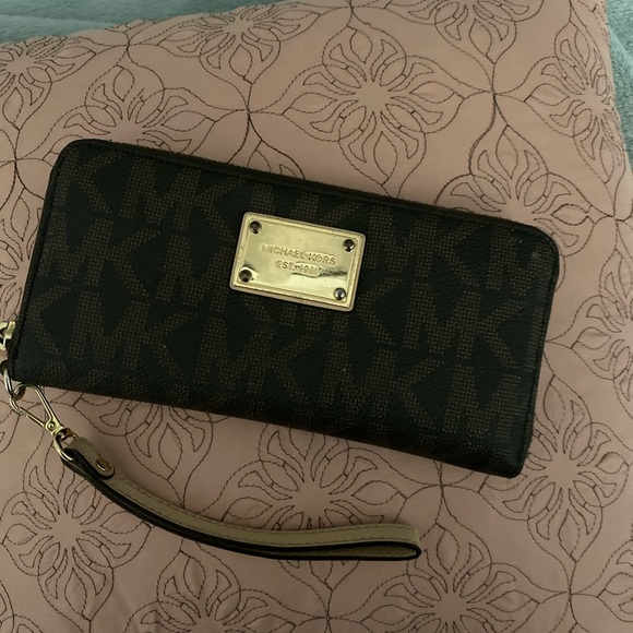 Michael Kors wallet with detachable wristlet - Picture 2 of 3